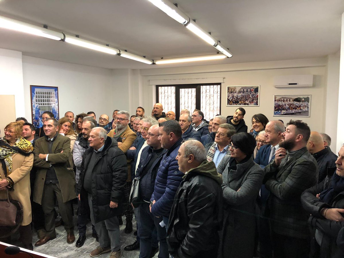 severino_nappi's tweet photo. Anni di fatica, lo stipendio conquistato con il sudore della fronte. Le vere colonne della nostra regione, del nostro Paese: i lavoratori. Il Natale con l’Ugl assume maggiore significato. Siamo ancora una Repubblica fondata su questo? #Campania #IlNostroPosto @UGL_Organizzaz https://t.co/IWqOURnC7q