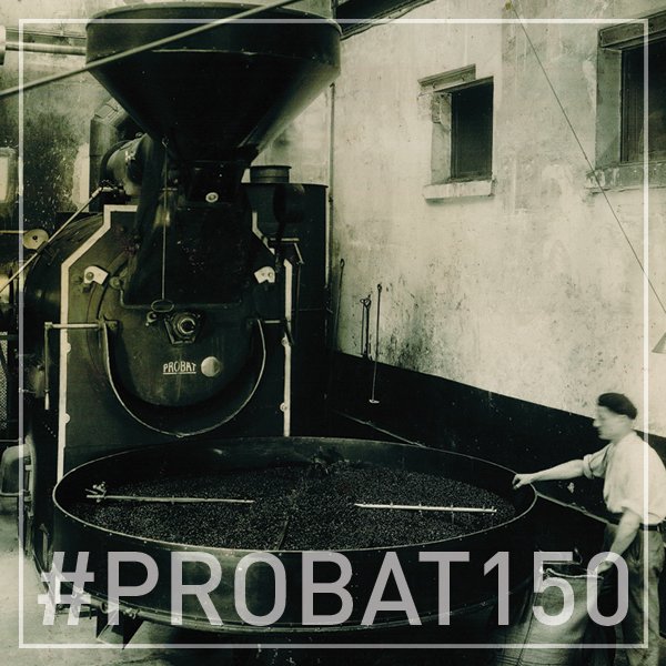 leogaproasters's tweet photo. Essa foto é de 1936, na França, e adivinha quanto o grandão aí torrava?
240kg de café cru por torra! 🔥☕
#TBT #probat #probatleogap #probatroaster #probat150 #probatleogap55 #roaster #torrador #torra #torrefacao #cafeemgraos #cafesespeciais #specialtycoffee #cafe #coffee https://t.co/NxM8p29Pjn
