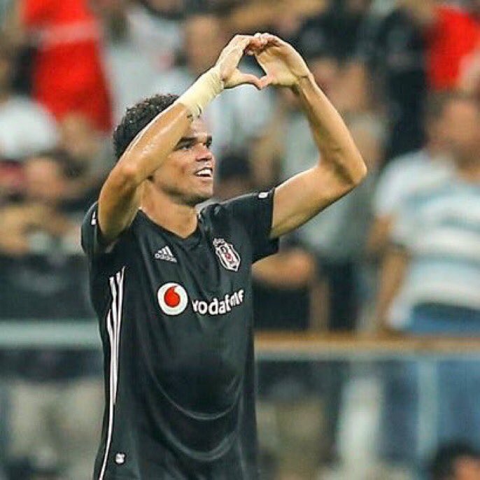 TransferNews's tweet photo. Pepe has agreed to cancel his own contract at Besiktas due to the club’s financial problems.

Before leaving, he reportedly helped the club out by paying some of the staff’s wages. 

Touch of class.  🇵🇹👏 https://t.co/4uprvAsEAU