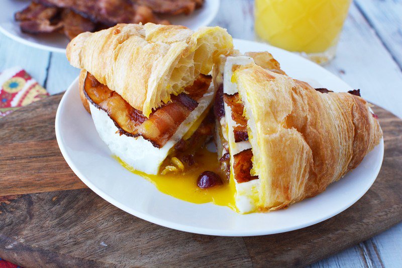 DeliciouslySavv's tweet photo. Christmas Brunch doesn’t have to mean hours in the kitchen! @TamaraCamPhoto Bacon, Egg &amp; Cranberry Breakfast Sandwich is quick &amp; you can’t go wrong when it involves @SmithfieldBrand bacon! AD https://t.co/gNSs94G5WY #HolidayHub https://t.co/51mi8u2C9v