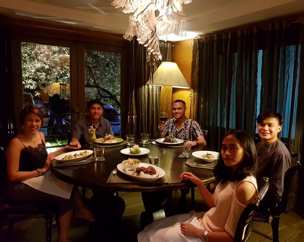 aky6900's tweet photo. A family that eats together, stays together. Celebrating my parents' anniversary and my birthday. 🎇

Salud! 🥂 https://t.co/OSpi9xjrcO