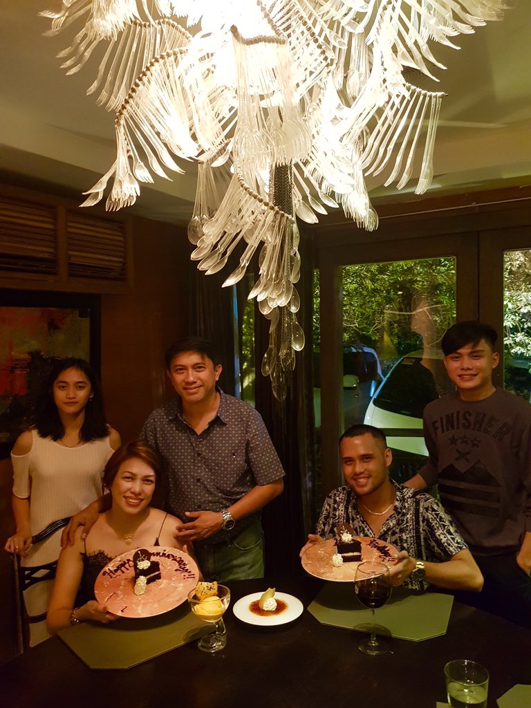aky6900's tweet photo. A family that eats together, stays together. Celebrating my parents' anniversary and my birthday. 🎇

Salud! 🥂 https://t.co/OSpi9xjrcO