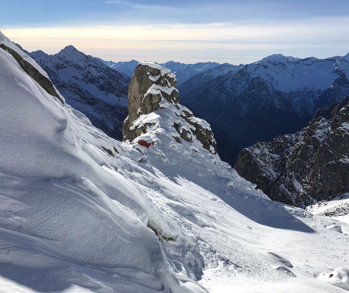 milko_gavazzi's tweet image. il Bivacco Manzi Pirotta a 2540 mt in #ValTorrone valle laterale sospesa sulla #ValdiMello / #Valmasino #AlpiRetiche #Valtellina