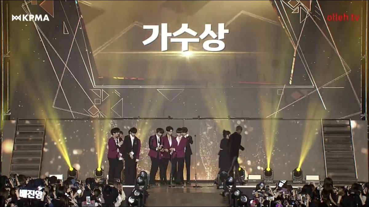 wannaone_strm's tweet photo. 🎉2018 KPMA 워너원 4관왕 수상!🎉

대한민국 대중음악시상식에서 팬투표 인기상과 더불어 olleh tv 베스트 아티스트상, 본상, 그리고 대상인 가수상을 수상했어요👏👏👏

워너블의 힘이 없었다면 누릴 수 없었을 이 기쁨을 마음껏 누리는 밤이 되길!🙏
약속해 함께해 언제나 영원히 사랑해 축하해❤ https://t.co/DXk2GdDTXq