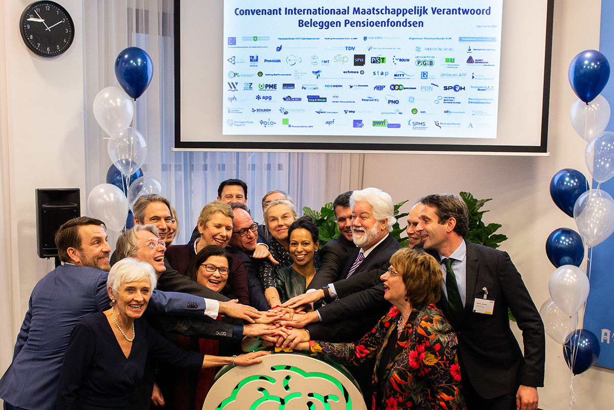Pensioensector's tweet photo. Pensioenfondsen ondertekenen convenant voor maatschappelijk verantwoord beleggen met overheid, vakbonden en NGO’s #IMVB-convenant #pensioenfondsen #IMVOconvenanten https://t.co/4QgYYEXmxy https://t.co/k9Of1IR1nB
