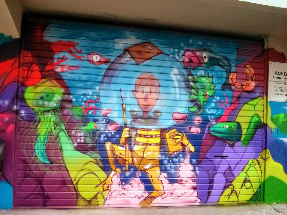 Acelem13's tweet photo. Et soudain les rideaux de l'Espace Lecture d'Air-Bel nous transportent en couleur dans une fresque marine ! Une transformation spectaculaire réalisée
grâce à la mise en place d'un chantier éducatif par l'Addap13. Un grand merci à tous les participants de cette action ! https://t.co/pHcVIIvd2D