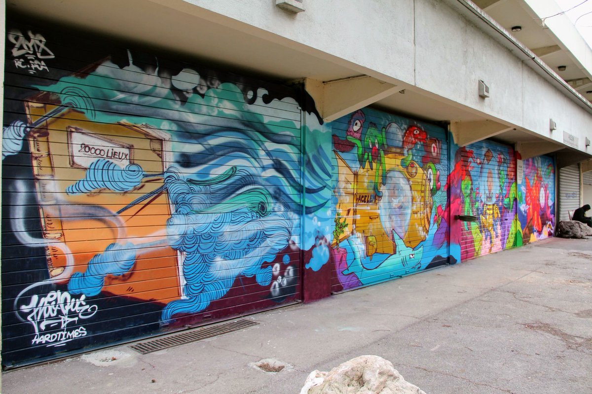 Et soudain les rideaux de l'Espace Lecture d'Air-Bel nous transportent en couleur dans une fresque marine ! Une transformation spectaculaire réalisée
grâce à la mise en place d'un chantier éducatif par l'Addap13. Un grand merci à tous les participants de cette action !