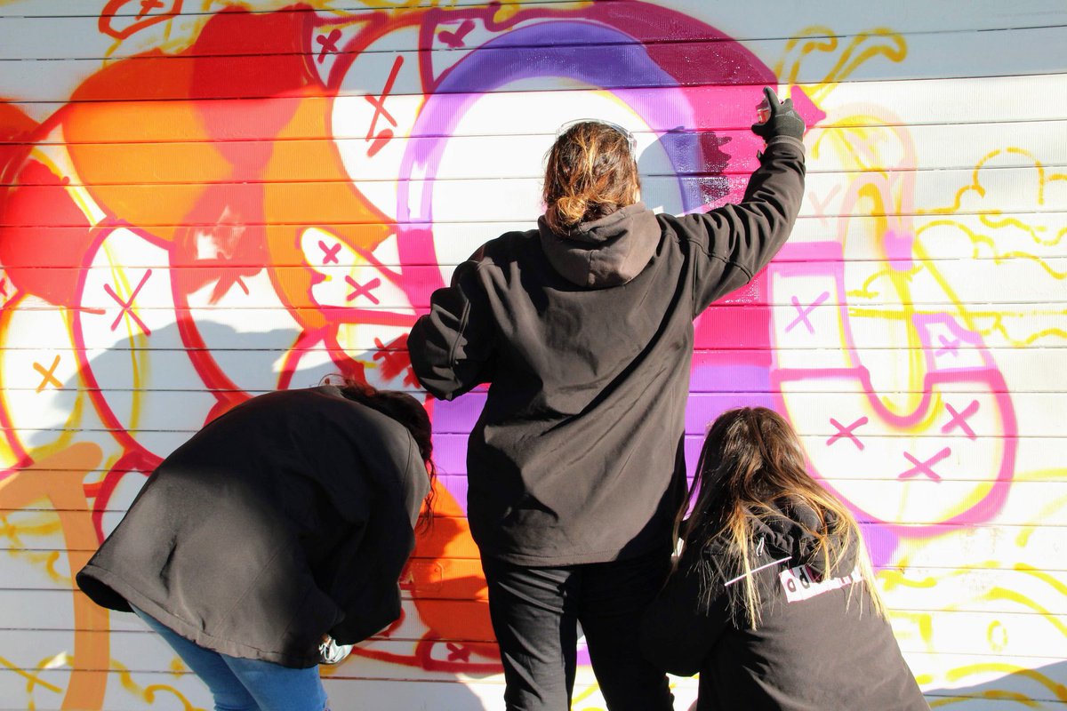 Acelem13's tweet photo. Et soudain les rideaux de l'Espace Lecture d'Air-Bel nous transportent en couleur dans une fresque marine ! Une transformation spectaculaire réalisée
grâce à la mise en place d'un chantier éducatif par l'Addap13. Un grand merci à tous les participants de cette action ! https://t.co/pHcVIIvd2D