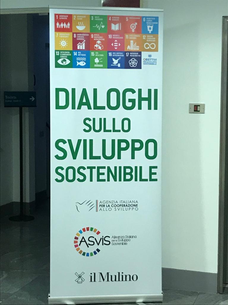 edizionimulino's tweet photo. Ieri alla @FEEMit l'ultimo appuntamento del 2018 con i "Dialoghi sullo sviluppo sostenibile". Il roadshow riparte lunedì 21 gennaio all'@AuditoriumPdM per parlare di "Disuguaglianze" con @fabriziobarca, Lella Costa e @makkox. Modera Patrizio Roversi #DSS18 https://t.co/hQwFBdnatg