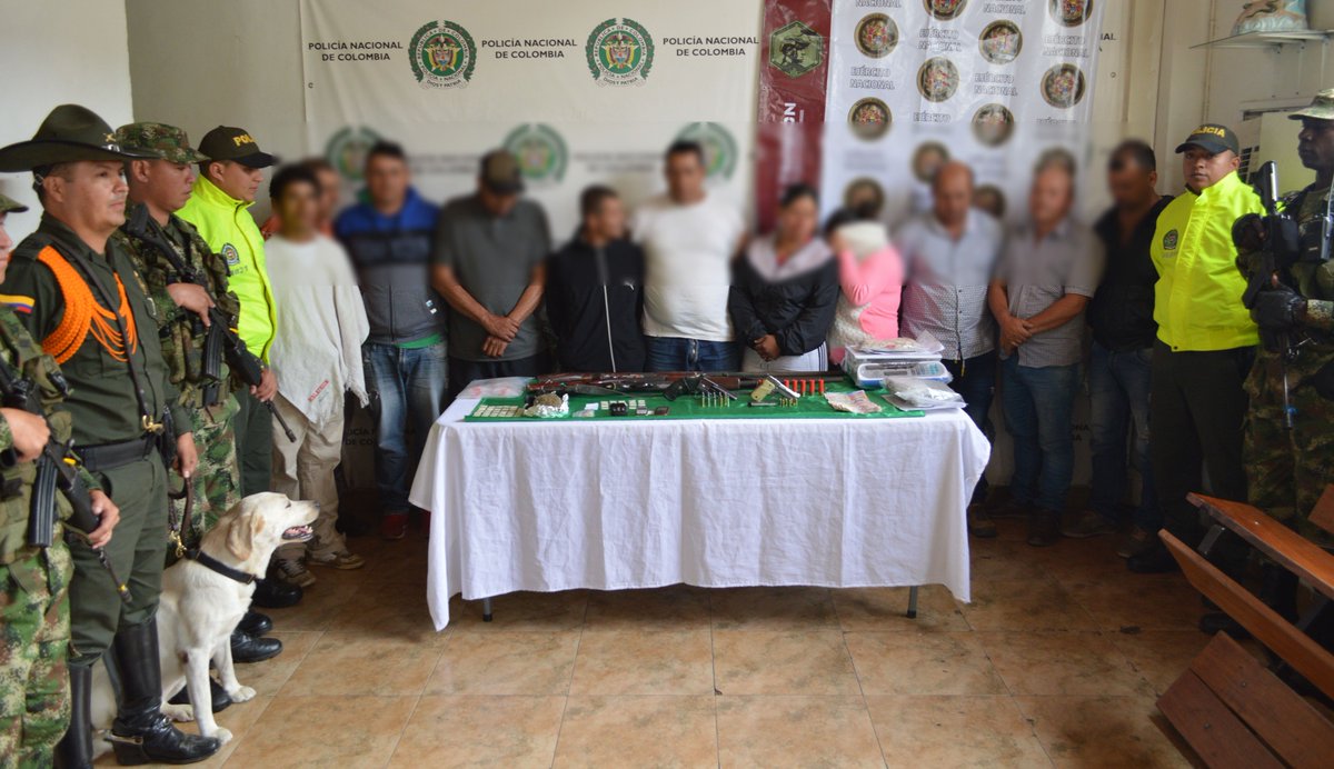 PoliciaDeris's tweet photo. Trabajo articulado @COL_EJERCITO,@PoliciaColombia Y @FiscaliaCol logramos desarticular organización delincuencial dedicado al tráfico de estupefacientes en hacienda en #SantaRosaDeCabal donde pagaban salarios con sustancias alucinógenas #NavidadSegura #MasCercaDelCiudadano https://t.co/EPDfMd72TV