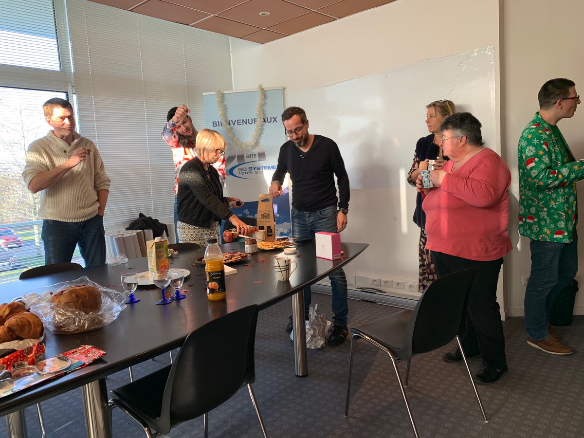 GoSystemes's tweet photo. Ce matin, le Père Noël secret s'est déroulé dans les locaux de Go Systemes, l'occasion d'un énième petit déj avec cette fois-ci les cadeaux en prime  ! 🎁 #GoSystemes #SecretSanta https://t.co/dgXUJUoyto