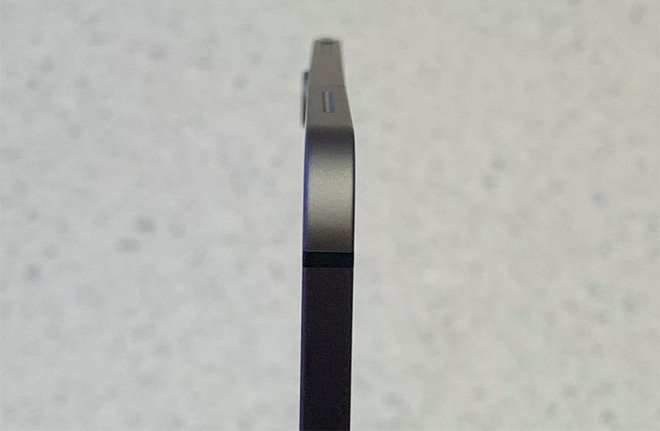 appleinsider's tweet photo. Editorial: A slightly bent chassis may not impede the new #iPadPro from working right, but #Apple implying that this happening in any quantity to end-users is okay in any way defies reason. https://t.co/1BVTdkCyoQ https://t.co/KA4oHTBcpA