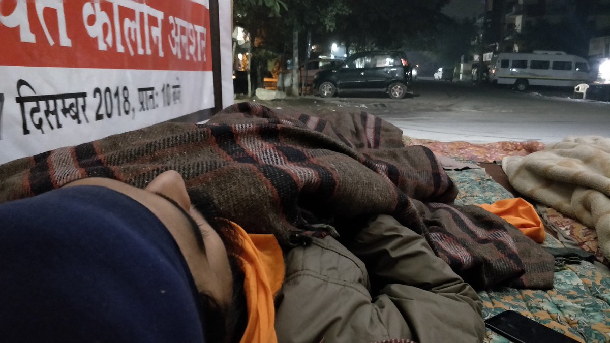 Shubhsa047's tweet photo. 1984 सिख दंगो के आरोपी कमलनाथ के विरोध में 4 दिन से बिना कुछ खाये कड़कड़ाती ठंड में अनशन पे बैठे भाई @TajinderBagga  को भगवान शक्ति ओर साहस दे|
#WeSupportTajinderBagga 
#WeSupportTajinderBagga #KamalNathTheKiller https://t.co/6TVcEsTnKn
