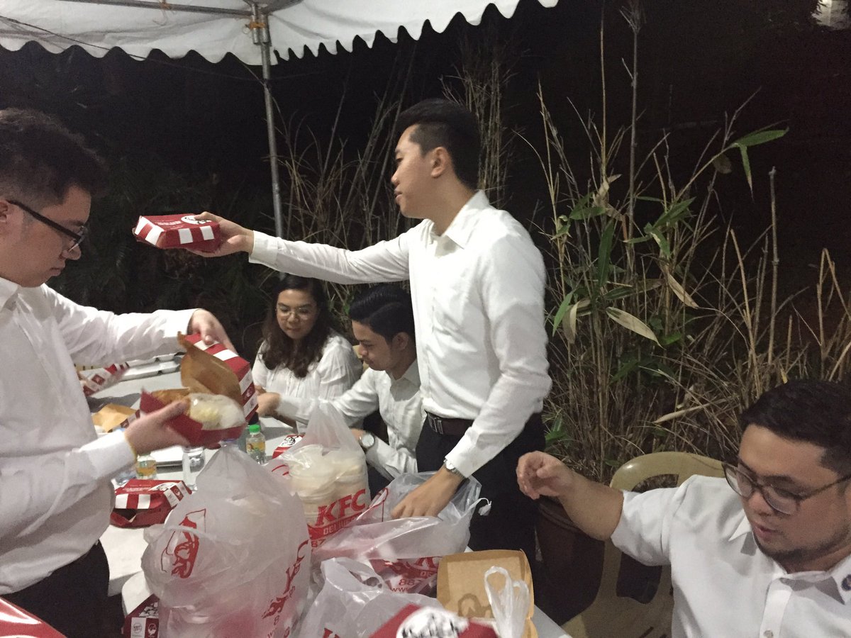 TitoRaymondC's tweet photo. NGAYONG PASKO palagi nating isaisip ang diwa ng bigayan at pagmamahal. Kaya handog ni TITO RAYMOND ang FEEDING PROGRAM para sa mga nagsisimbang gabi. #TitoRaymond #Raydy2019 https://t.co/yTuRNzGwFw