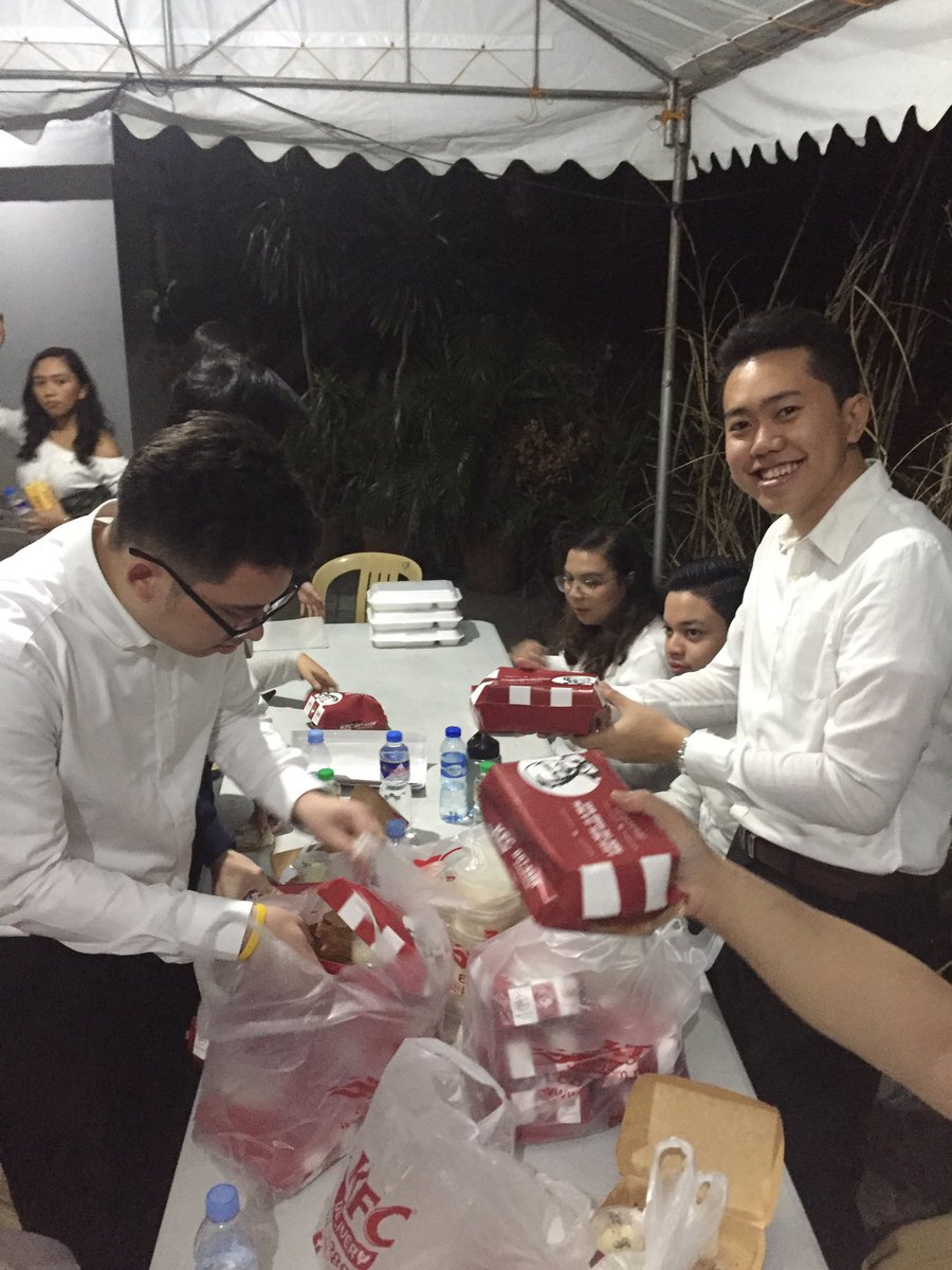 TitoRaymondC's tweet photo. NGAYONG PASKO palagi nating isaisip ang diwa ng bigayan at pagmamahal. Kaya handog ni TITO RAYMOND ang FEEDING PROGRAM para sa mga nagsisimbang gabi. #TitoRaymond #Raydy2019 https://t.co/yTuRNzGwFw