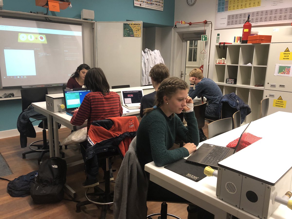 metiscoderclass's tweet image. En hier een workshop #AdvancedWebDesign. Spelen met #flexbox, #selectors en #gridlayout