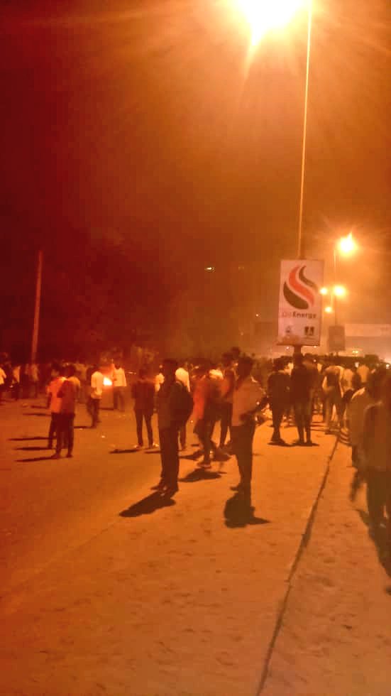 blackboy's tweet photo. الخرطوم وردية المساء بدأت 
إغلاق الطريق فى المقرن جوار النفق ..
#مدن_السودان_تنتفض https://t.co/ujJIxqz1Gf