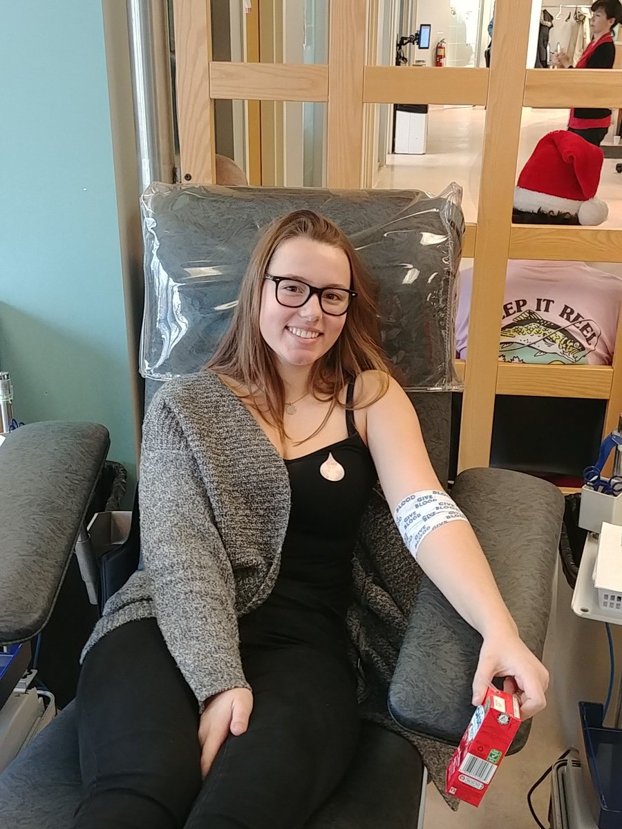 MotherTeresaHS's tweet photo. @BarrhavenJan SMT kids are doing our part today! We would like to challenge all new 18 year old soon to be grads to fly your school colours at Canadian Blood Services! https://t.co/SxPOEuwYfK