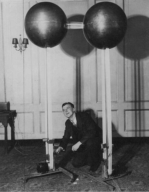 Massimo On Twitter Born 116 Years Ago Today Robert J Van De Graaff Was Physicist And Inventor Of The High Voltage Van De Graaff Generators Https T Co R56coqz4x6 Https T Co V9toezeb2h