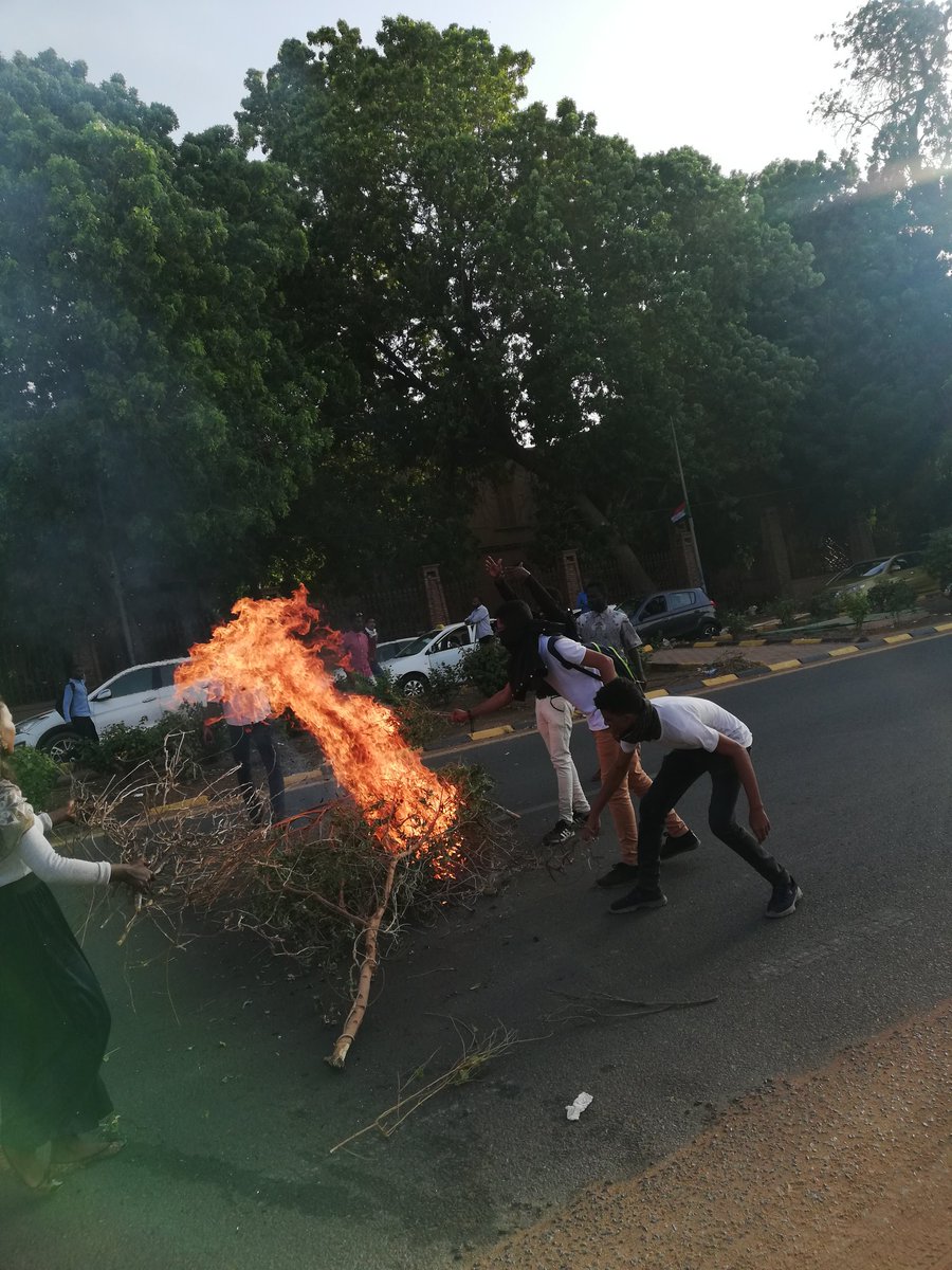 mohamedyes81's tweet photo. #مدن_السودان_تنتفض
شارع النيل جامعه الخرطوم 🔥🔥✌️✌️ https://t.co/B1EU0FaPX1