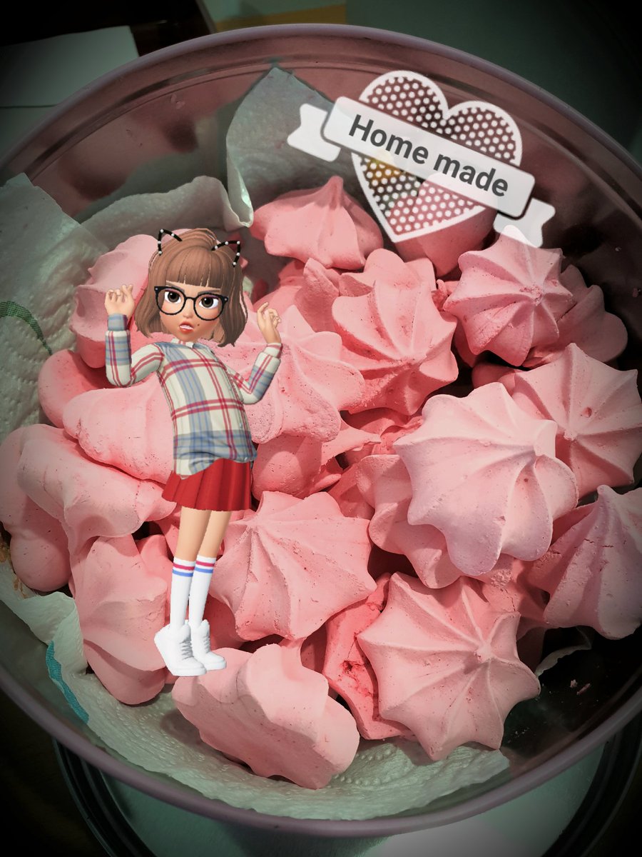 cary_hascott's tweet photo. La gourmandise est un vilain défaut ? 🤔🤔🤔
On en reparle en janvier avec les bonnes résolutions.... Now c'est l'heure du goûter.... Pink meringue à la rose 🌹🌹🌹
#breaktime #sweet #meringue #pinkpastry #homemade #pornfood #sugar https://t.co/7Or33qZWXO