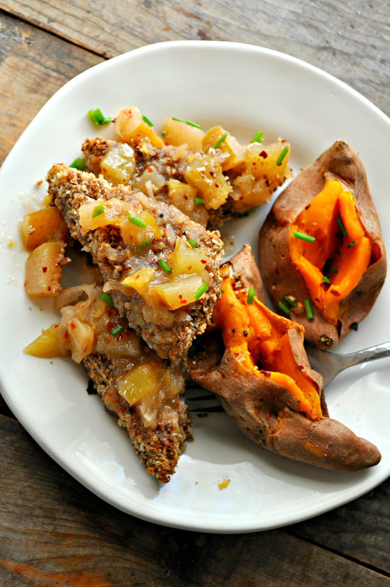 NEW #vegan Pecan Crusted Tofu with Apple and Pear Chutney!🤯❤ Make this. One bite of the tofu and chutney together is one of the best things in the entire universe. RECIPE: rabbitandwolves.com/vegan-pecan-cr…