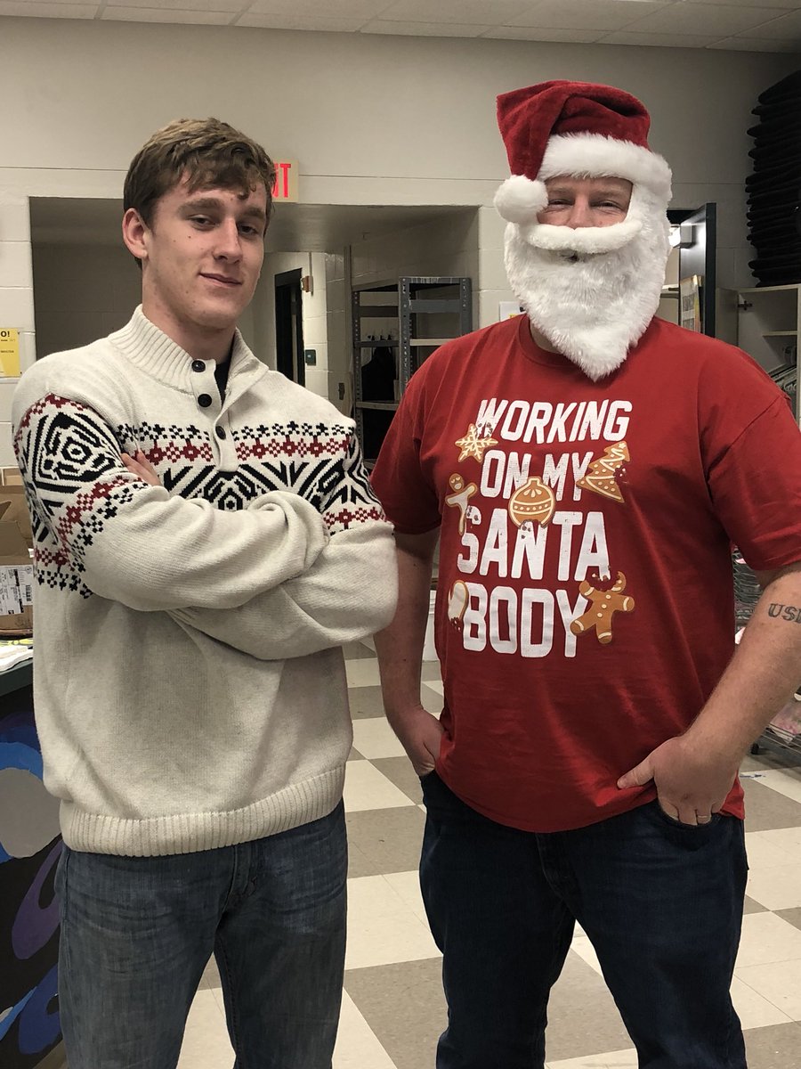 EHSvikingART's tweet photo. 🎄Loving the Christmas spirit! 🎄@JMartinVikings @loganyork32 https://t.co/Jo9vraiLkk