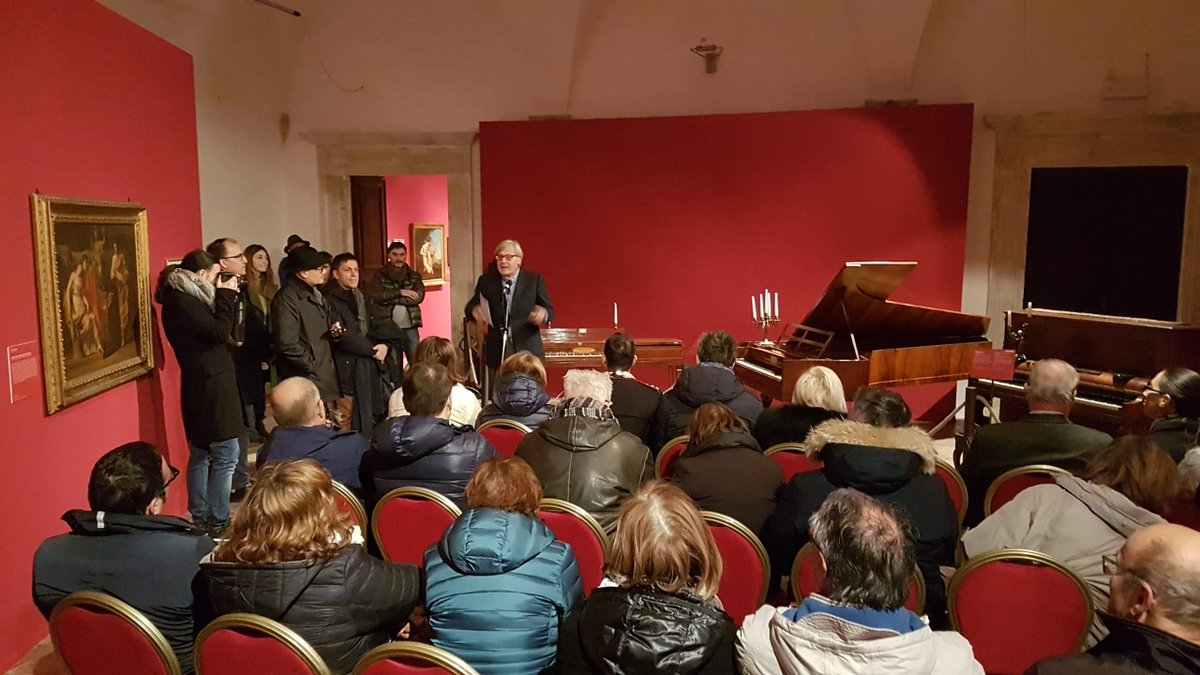 mostrarossini's tweet photo. Presentata questa mattina da #vittoriosgarbi l'#annunciazione di #guidoreni, opera che rimarrà in mostra a @Comune_Urbino fino al 3 marzo! https://t.co/2m3AHoXLlI