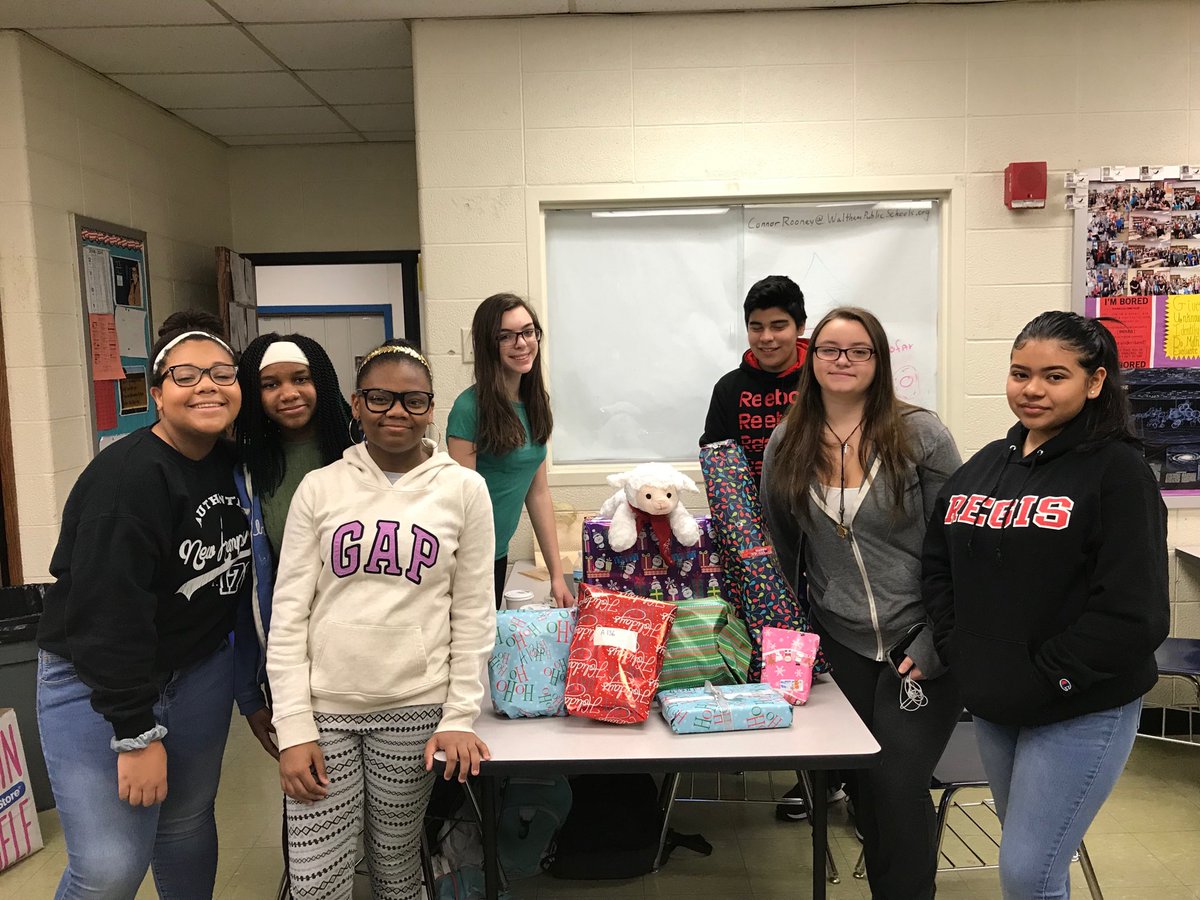 MrRooney_WHS's tweet photo. Thanks for your generosity A block freshman physics! Good job wrapping those gifts too! Happy holidays. #studentsanta ⁦@Mr_Gelinas_WHS⁩ ⁦@officialwhssc⁩ ⁦@WalthamHS⁩ https://t.co/ol0LCeliTl