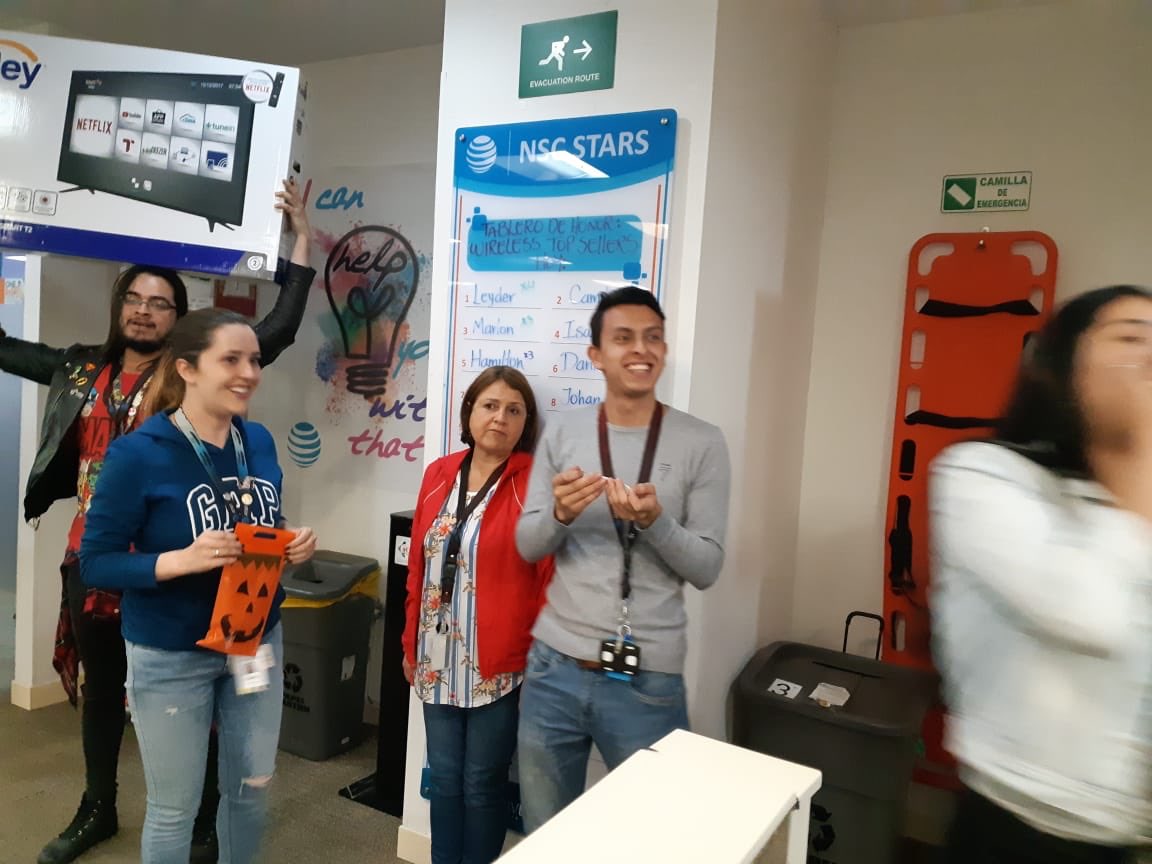 EfrainVera_ATT's tweet photo. Concentrix EG Bogota celebrating great results with their agents!  
The sky is the limit for this team!
#TuggleNation #OptimizedToWin @anthonyetuggle @TeamKaip @giselarod12 @LoWells111 https://t.co/IOolcmpqtf