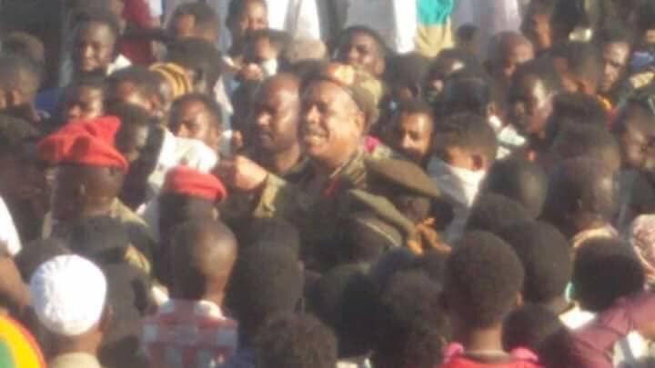Yasser11ever's tweet photo. موقف مشرف لقائد اللواء الثاني مشاة بين الناس 
#القضارف 
#مدن_السودان_تنتفض https://t.co/wFC2zL7lp7