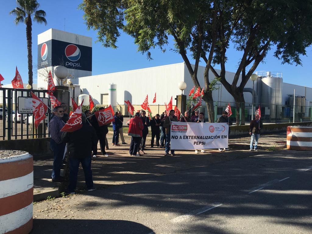 asiccoose's tweet photo. Los trabajadores de PepsiCo han vuelto hoy a concentrarse por 3ª vez en este mes, a la entrada de la empresa en Sevilla, contra la externalización de los servicios.
Si la empresa no cambia su actitud están dispuestos a emprender acciones judiciales con #CCOOIndustriaSevilla https://t.co/PDjfuJ0wpn