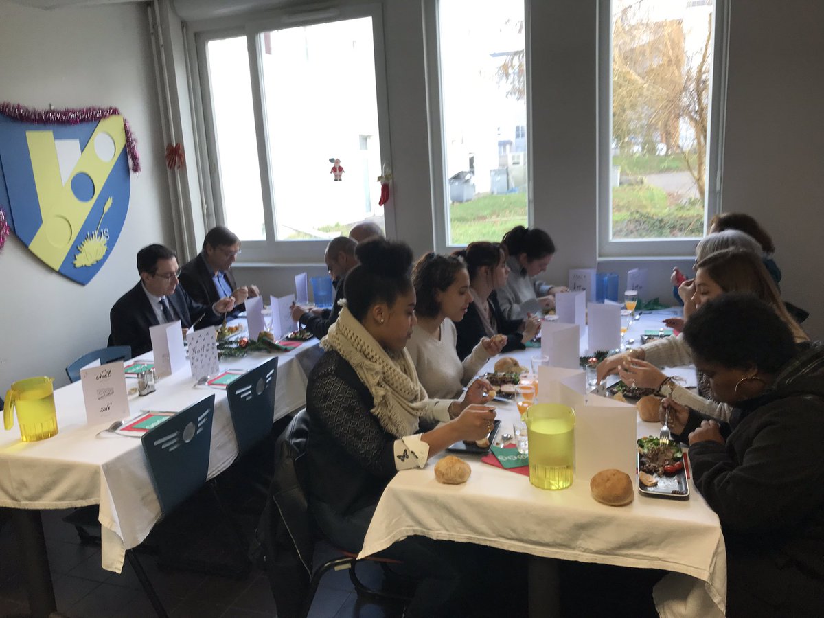 Lelouey5's tweet photo. Les profs ont bien apprécié le repas de Noël #Noël #CAPAPR https://t.co/zlxsQJdzN5