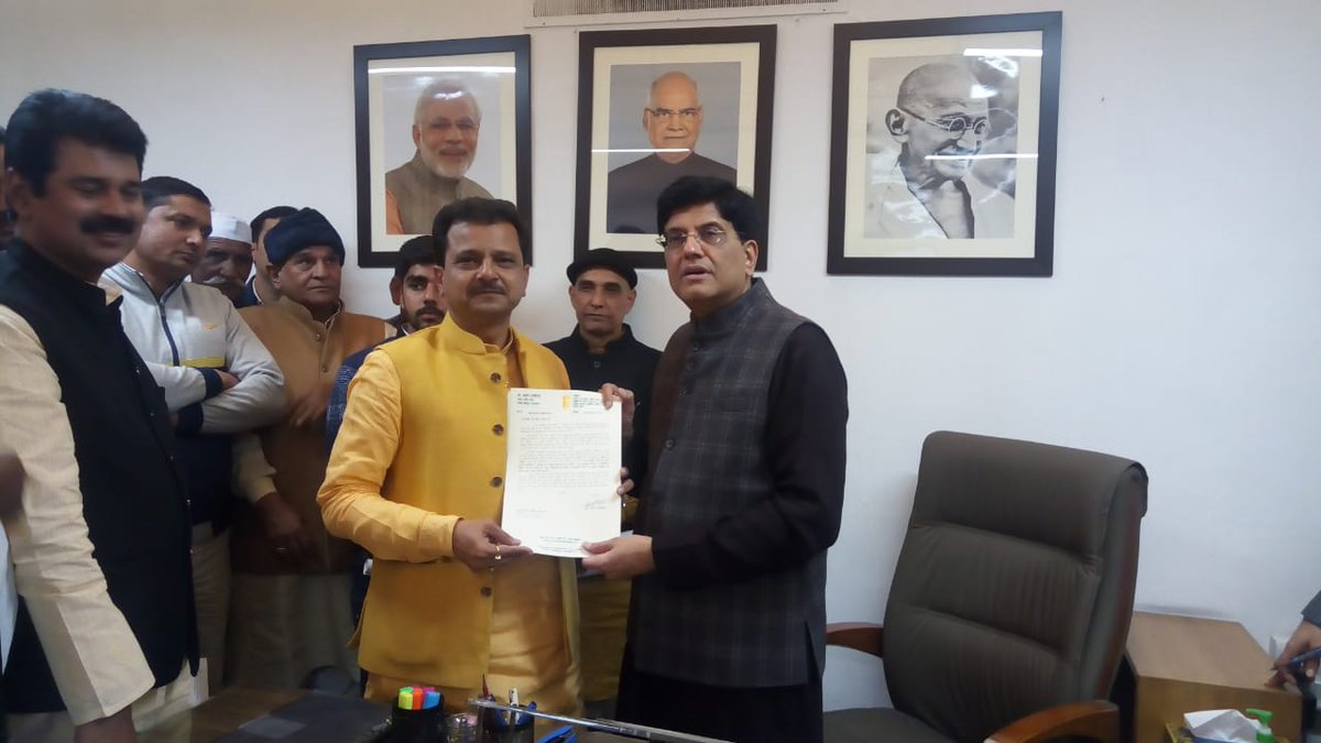 drmanojrajoria's tweet photo. आज दिनांक 20 दिसंबर 2018 को माननीय रेल मंत्री श्री पीयूष गोयल जी से संसद भवन स्थित कार्यालय में बैठकर क्षेत्र की रेलवे संबंधी समस्या के समाधान की मांग की। https://t.co/yBmm14SaG8