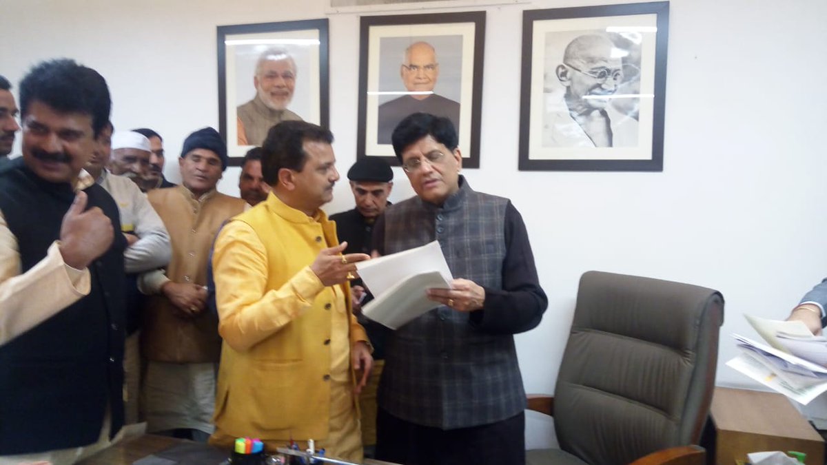 drmanojrajoria's tweet photo. आज दिनांक 20 दिसंबर 2018 को माननीय रेल मंत्री श्री पीयूष गोयल जी से संसद भवन स्थित कार्यालय में बैठकर क्षेत्र की रेलवे संबंधी समस्या के समाधान की मांग की। https://t.co/yBmm14SaG8
