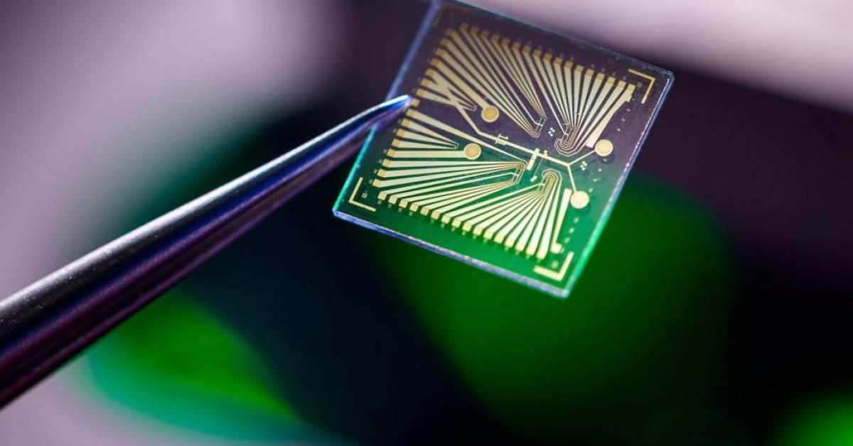 MouserElecEU's tweet photo. Team at @EPFL's Nanolab develop lab-on-chip with microfluidic capabilities that analyses sweat directly off wearer's skin for non-invasive health monitoring https://t.co/7lwMXc1zmF via @eeNewsEurope #biofluids #labonskin #heathcare https://t.co/4WlMT3u6K0