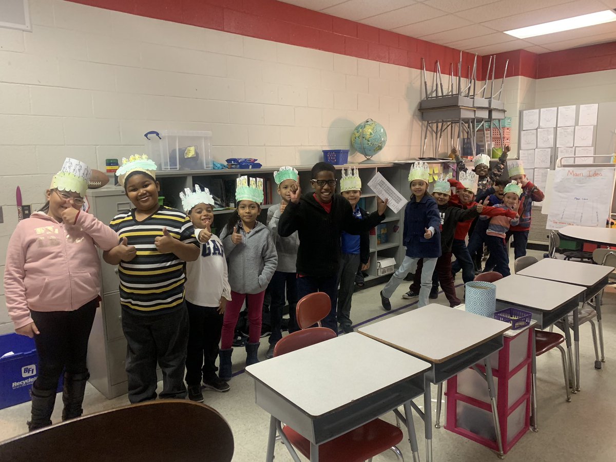 KelsiAllred's tweet photo. Is it TIME for Christmas yet? We love telling time in 2nd grade! #tellingtime https://t.co/3mzBHX28sn
