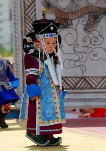 Girl’s folk costume from Mongolia. So bright and pretty
#Mongolia #Mongoliancostume #Mongolianclothing #kidcostume #kidclothes #childcostume #childclothing #kidfolkclothing #nationalclothing #nationalclothes #folkdress #folkcostume #folkclothing #traditionalcostume