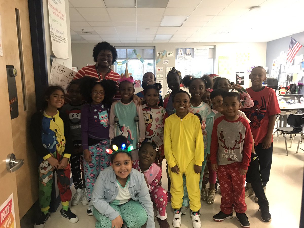 Mrs_S_Conyers's tweet photo. Let the Polar Express Day shenanigans BEGIN!!! #ConyersCupcakes π§ #ShenanigansIn2nd #InItForTheOutcome π #AllForMyCupcakes #RBES #HornetPride π https://t.co/Li4lX8hg2D