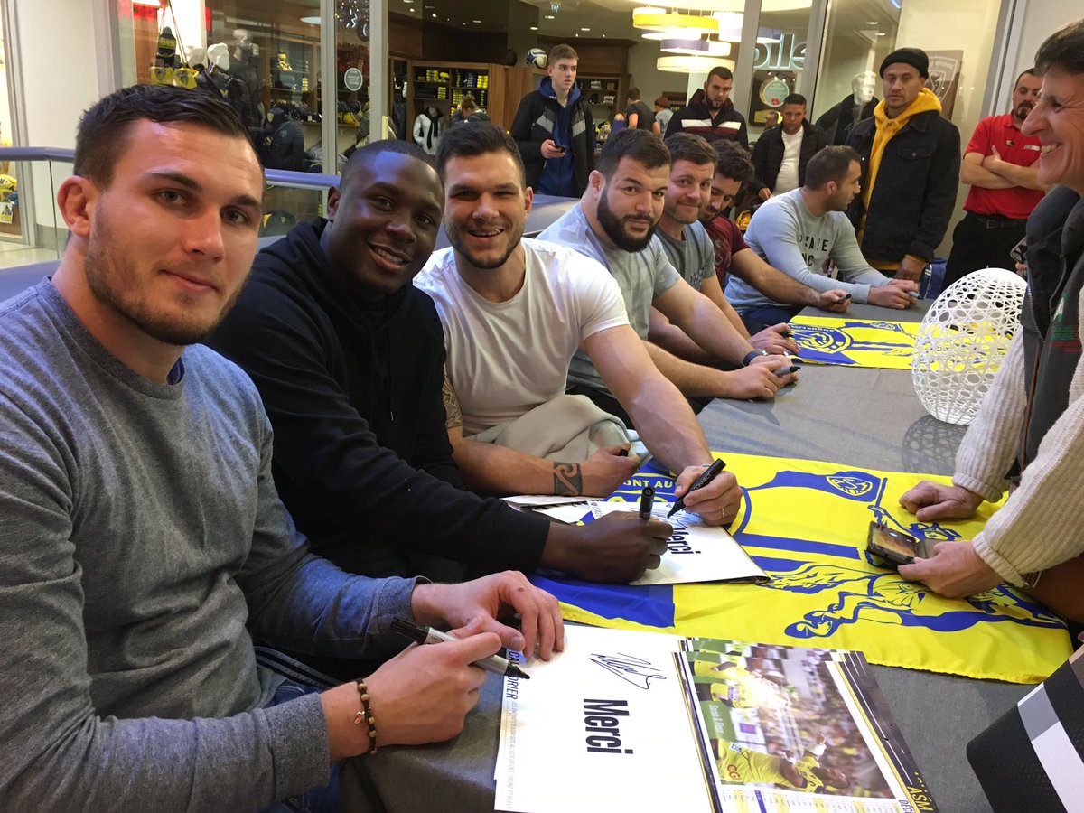 ASMOfficiel's tweet photo. Un grand merci aux nombreux supporters qui sont venus au centre @CentreJaude 2 pour la séance dédicaces du calendrier #ASMSOS 2019 #Solidarité https://t.co/teD6YX2UKo