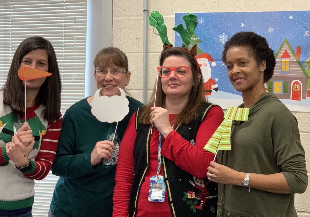 MsKateMcGee's tweet photo. #WUESholidayfun with our awesome staff! #WUESfamily @WesternUnionES https://t.co/D93clfyKWJ