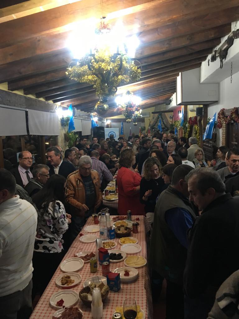PPalgete's tweet photo. 🥂🎄Copa de #Navidad del #PPAlgete

Como cada año hemos celebrado la tradicional copa de navidad para felicitar las fiestas a afiliados, amigos, compañeros y vecinos.
Con muchísima participación y una gran alegría, tras escuchar el himno nacional🇪🇸...https://t.co/5Djca0eFhl https://t.co/dmF2ETjRBz