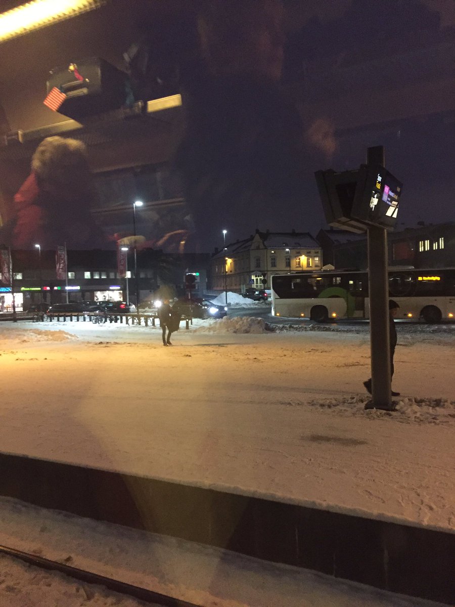 Frodeelv's tweet photo. #juleferie #NSB Nå på Hamar og fortsatt i rute. Nå på Rørosbanen siste del av reisen👍🏻 https://t.co/jeY8y5ZgeJ