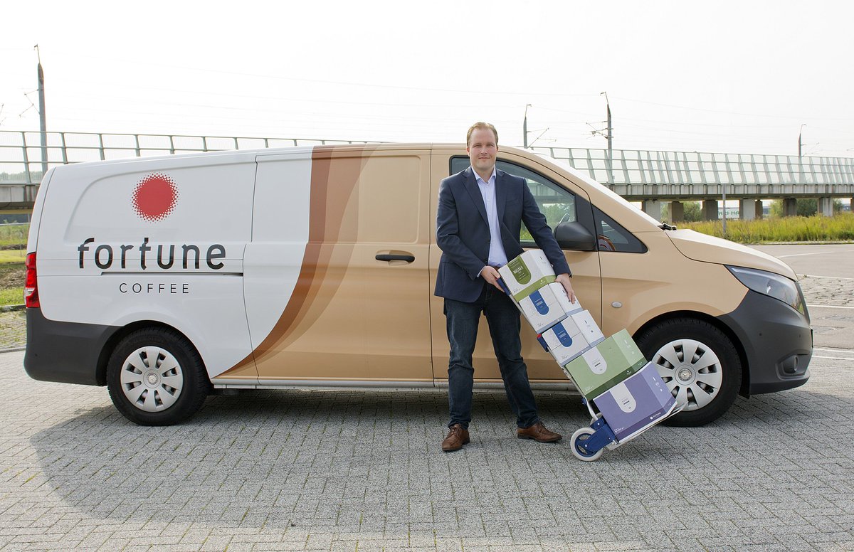 Na vijftien jaar in de supermarktwereld te hebben gewerkt, werd het tijd voor iets anders, iets voor zichzelf, vond Henk Meetsma. Op het Spaanse strand kreeg hij inspiratie: Vanaf zijn vakantieadres mailde hij Fortune Coffee. | Lees hier het artikel: ow.ly/1VE430n1FbA