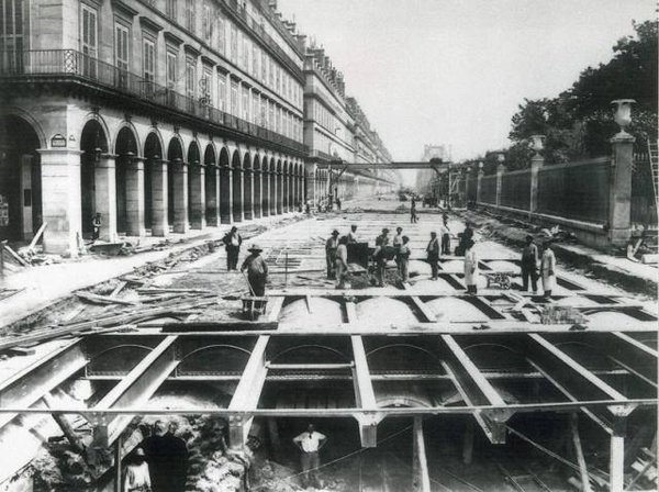 Un sacré chantier que la construction du métro rue de Rivoli en 1899 ! #ParisAvant