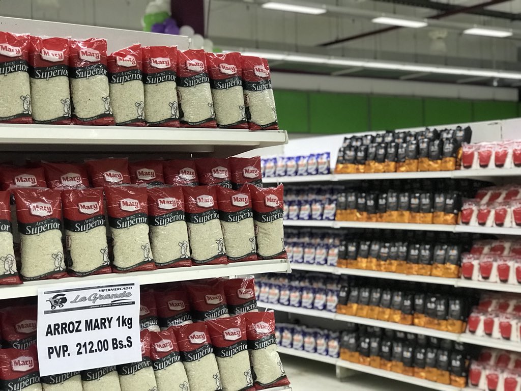 Omar_PrietoPSUV's tweet photo. Llegamos a Centro Sur para inaugurar “La Grande” el cuarto hipermercado que nace en alianza con el sector privado, el Gobierno Nacional y @GobiernoDlZulia . Juntos, avanzamos! https://t.co/MV3xmU48WS