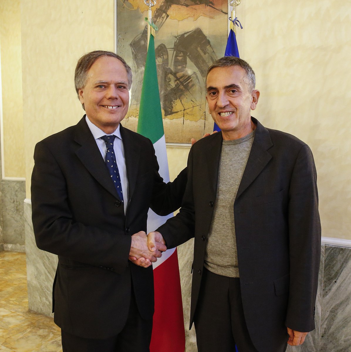 ItalyMFA's tweet photo. Min #Moavero Milanesi incontra alla #Farnesina Denis #Cavatassi, rientrato in Italia dopo assoluzione da condanna a morte in Thailandia: “Felici di condividere oggi insieme la sua gioia, dopo aver dato il massimo per assisterlo durante questi difficilissimi anni” https://t.co/TaKoJThBvx