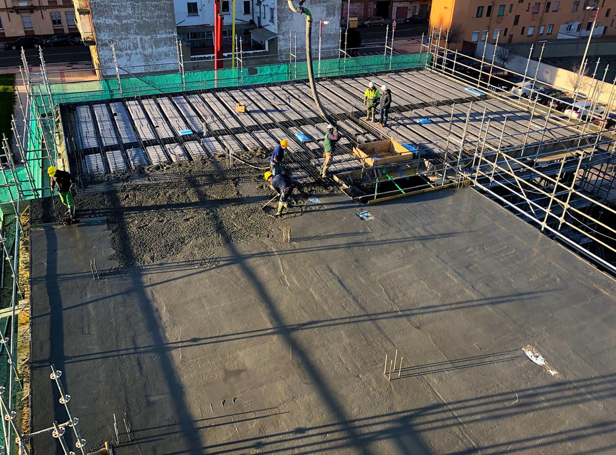 Antes de irnos de vacaciones de navidad🎄 vamos a dejar hormigonado este forjado para Coesa 🚧 en su #obra de #leonesp 📌
