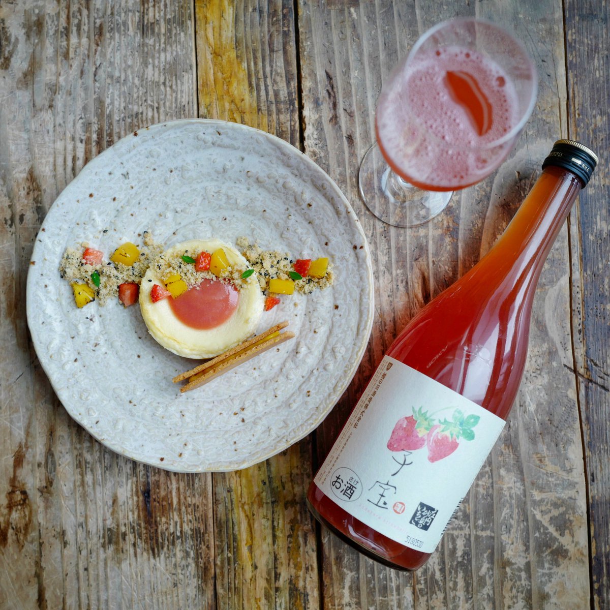 Sweet-treating our way through Thursday by way of baked cheesecake with guava and black sesame crumble, paired with our special sand dune strawberry sweet sake. 🍓🍶 #ThirstyThursday #DessertPorn #ROKA #CanaryWharf