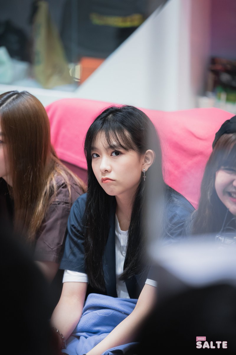 BNKSALTE48's tweet photo. วันนี้ดาเมจหนูรุนแรงมากลูกก~ 🤣💕#BNK48 #MewnichBNK48 https://t.co/MZsp5PUp8P